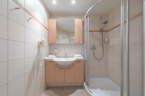 Dusche, Haartrockner, Handtücher