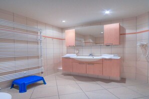Douche, sèche-cheveux, serviettes fournies