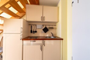 Réfrigérateur, plaque de cuisson, cafetière/bouilloire, grille-pain