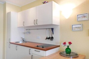 Fridge, microwave, oven, stovetop - Ideale Familienwohnung in der Natur (Granzow)
