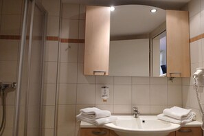 Douche, sĂšche-cheveux, serviettes fournies