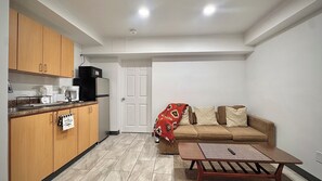 Smart TV, books - Private Retreat – Walk to Beach | Lake | Stores  |Dining (North Bay)
