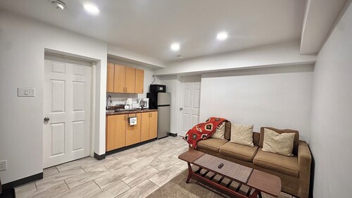 Private Retreat – Walk to Beach | Lake | Stores  |Dining