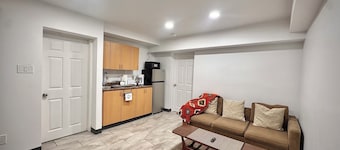 Private Retreat – Walk to Beach | Lake | Stores  |Dining