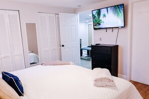 2 bedrooms, desk, iron/ironing board, WiFi