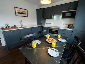 Fridge, microwave, oven, dishwasher - Craigmonie Apartment by Interhome (Drumnadrochit)