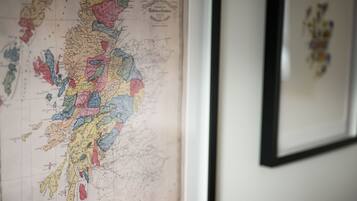 Un mapa enmarcado con varias regiones coloreadas de forma distinta, presumiblemente indicando diferentes divisiones administrativas o zonas.