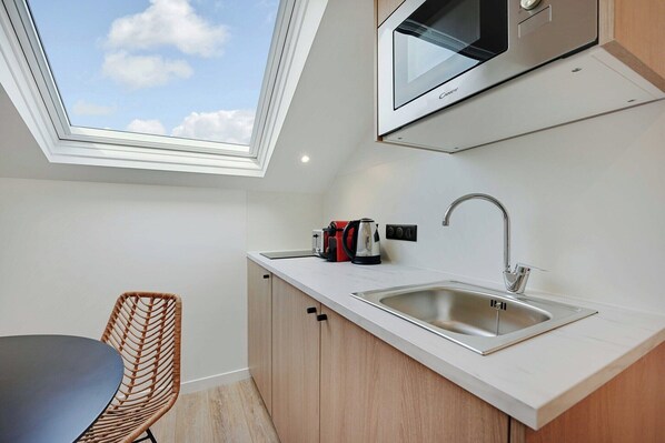 Refrigerador, microondas, parrilla de estufa y cafetera y tetera 