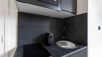 Refrigerador, microondas, parrilla de estufa y cafetera y tetera