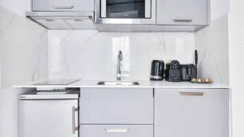 Réfrigérateur, micro-ondes, plaque de cuisson, lave-vaisselle
