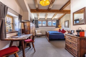 Habitación Confort doble, 1 habitación | 1 dormitorio, caja fuerte, espacio para trabajar con un portátil