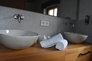 Secador de pelo y toallas