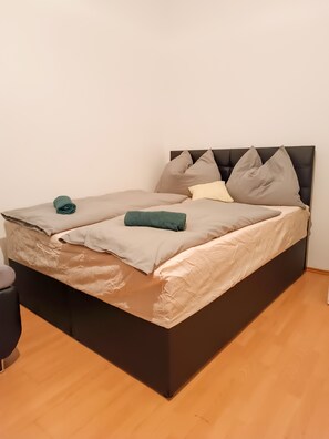 2 bedrooms, WiFi, bed sheets - Spacious apartment near the main train station (Wien)