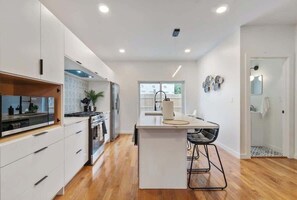 Refrigerador, microondas, horno y parrilla de estufa 