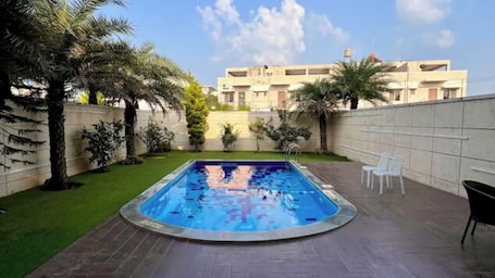 Una piscina al aire libre