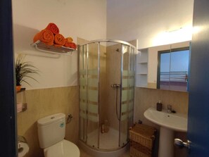 Een douche, een haardroger, handdoeken, zeep
