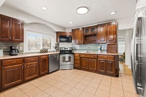 Fridge, microwave, oven, stovetop - Hot Tub! Downtown COS! (Colorado Springs)