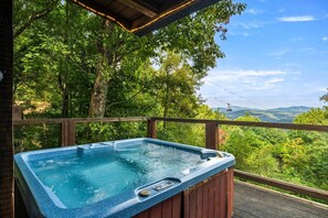 Outdoor spa tub - Lookout Lodge Gatlinburg Cabin (Gatlinburg)