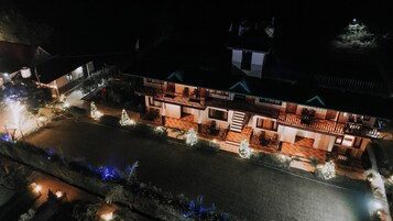 Fachada de la propiedad por la tarde o noche