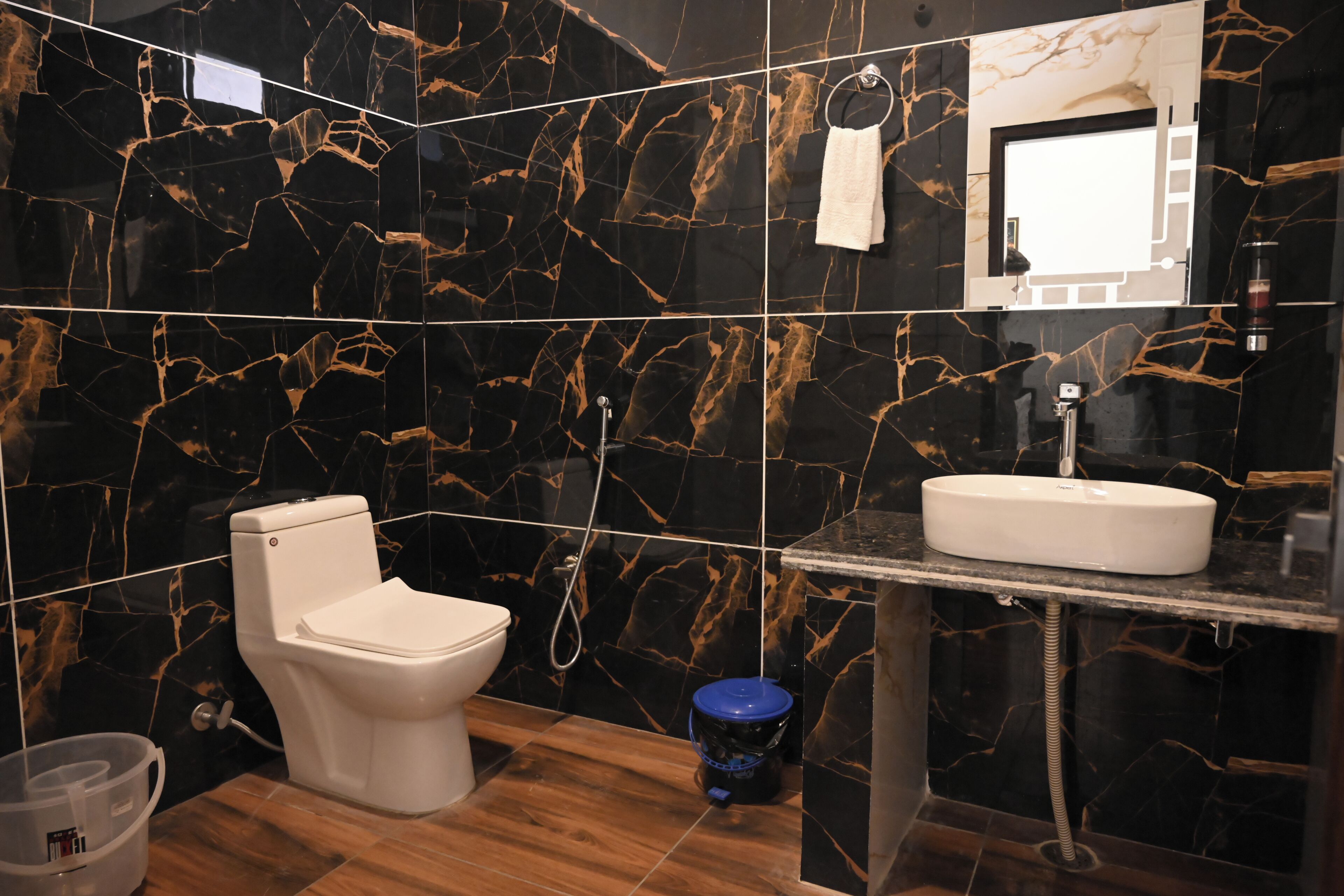 Un baño moderno con inodoro, lavamanos y ducha.