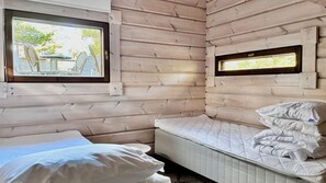 2 bedrooms, soundproofing, cots/infant beds, free WiFi