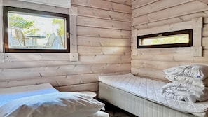 2 bedrooms, soundproofing, cots/infant beds, free WiFi