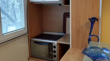 Jääkaappi, uuni, keittoastiat/astiat/ruokailuvälineet, ruokailupöytä