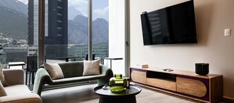 Elegant Apartment w/Stunning Mountain Views & Pool