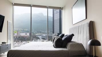 3 bedrooms, desk, iron/ironing board, free WiFi