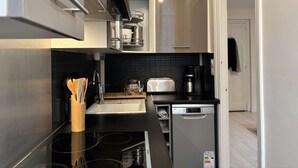 Coffee/tea maker, fridge, microwave, oven