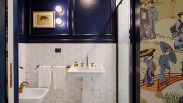 Chambre Double Deluxe | Salle de bain | SĂšche-cheveux, serviettes fournies, savon, shampoing