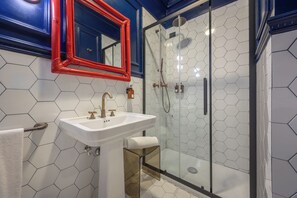 Deluxe Single Room | Bathroom | Hair dryer, towels, soap, shampoo - V Collection Condotti (Rome)