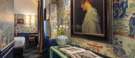 Deluxe Suite | Iron/ironing board, free WiFi