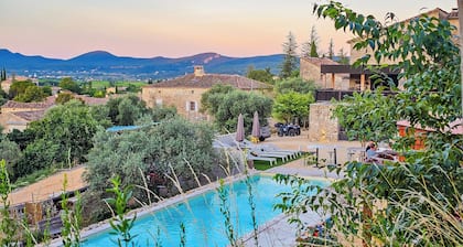 Domaine au sud Ardeche avec 4 gites independant, grande piscine, poolbar,