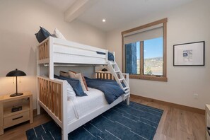 3 soverom, skrivebord, strykejern/-brett og wi-fi (inkludert)