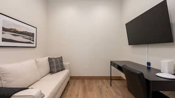 Smart TV, chimenea y estéreo