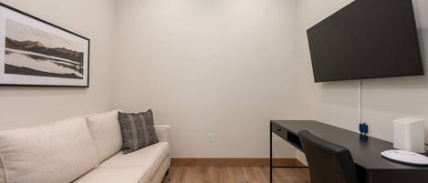 Smart-TV, Kamin, Stereoanlage