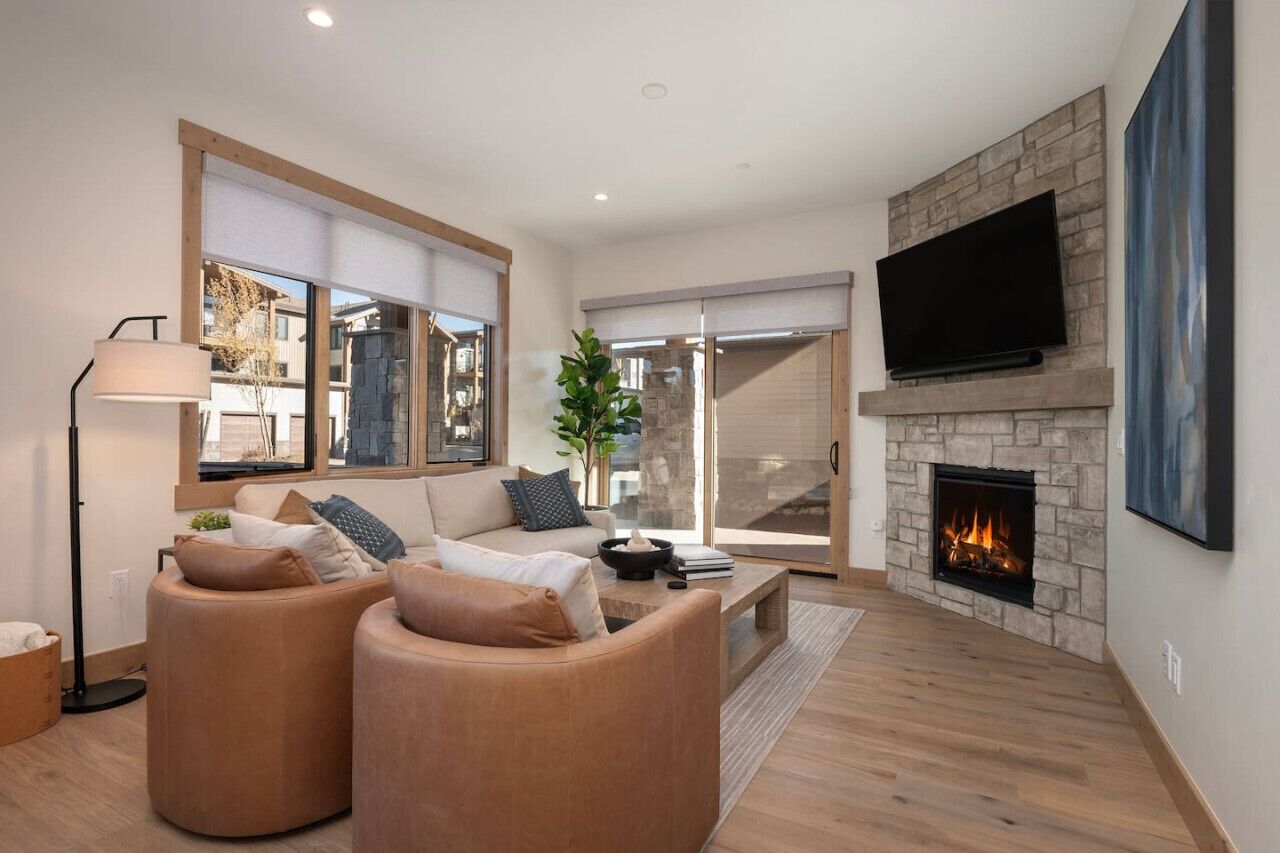 Smart TV, chimenea y estéreo 