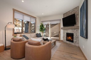 Smart TV, fireplace, stereo