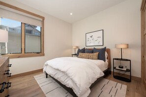 3 bedrooms, desk, iron/ironing board, free WiFi - Downtown Fraser| Hot tub |Walkable (Fraser)