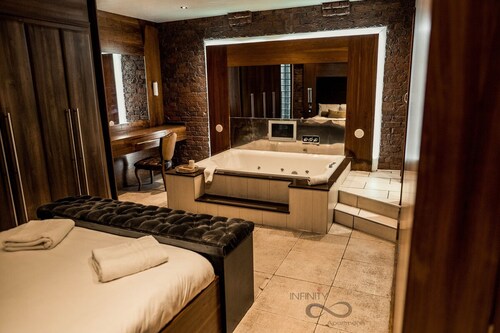 The Famous Floor Sleeps 26 and Group Acc Sleeps30