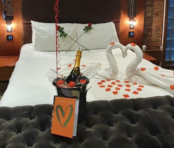 Apartment | 11 bedrooms, soundproofing - The Famous Floor Sleeps 26 and Group Acc Sleeps30 (Liverpool)