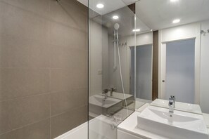 Shower, hair dryer, towels