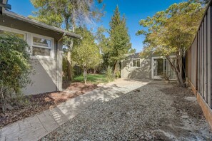 Property grounds - @ Marbella Lane -Cozy 1BR Studio in Palo Alto DWTN (Palo Alto)