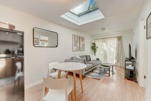 TV - @ Marbella Lane -Cozy 1BR Studio in Palo Alto DWTN (Palo Alto)