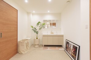 Comfort Suite, City View (3F 販売不可 営業許可書なし) | Bathroom | Slippers - TORA HOTEL Sumidagawa (Tokyo)
