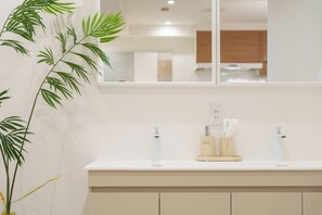 Comfort Suite, City View (3F 販売不可 営業許可書なし) | Bathroom | Slippers - TORA HOTEL Sumidagawa (Tokyo)