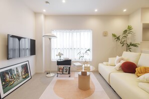 舒適套房, 城市景 | 客廳 | 平面電視