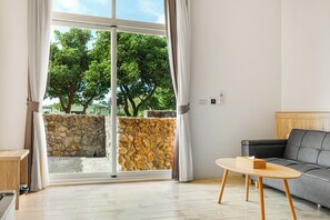 Deluxe Double Room, Bathtub | Free WiFi, bed sheets