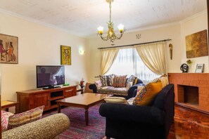 Smart TV y chimenea 